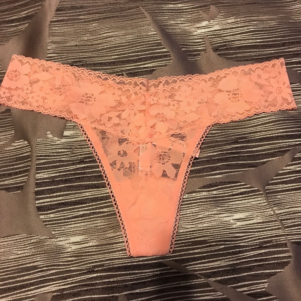 NWT Victoria’s Secret light orange Lacie Thong M